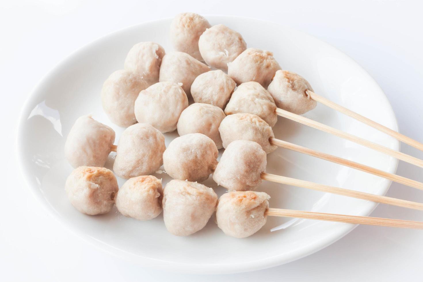 polpette di carne di maiale su un piatto bianco foto