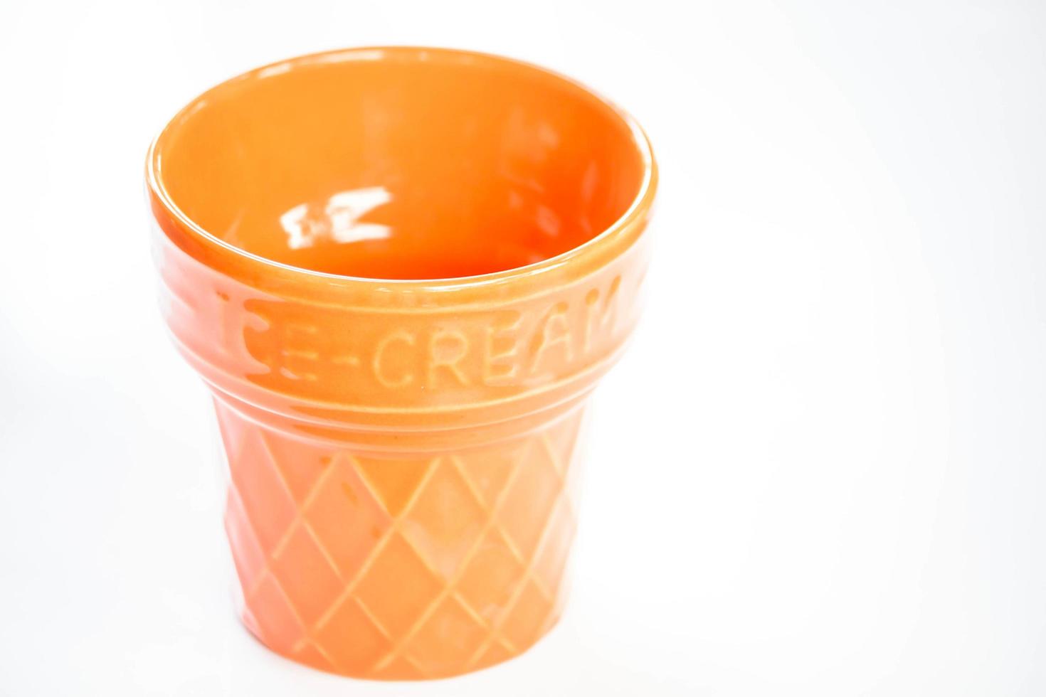 tazza in ceramica arancione su sfondo bianco foto
