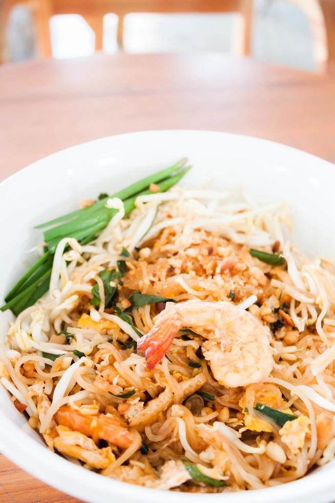 ciotola di spaghetti di gamberetti foto