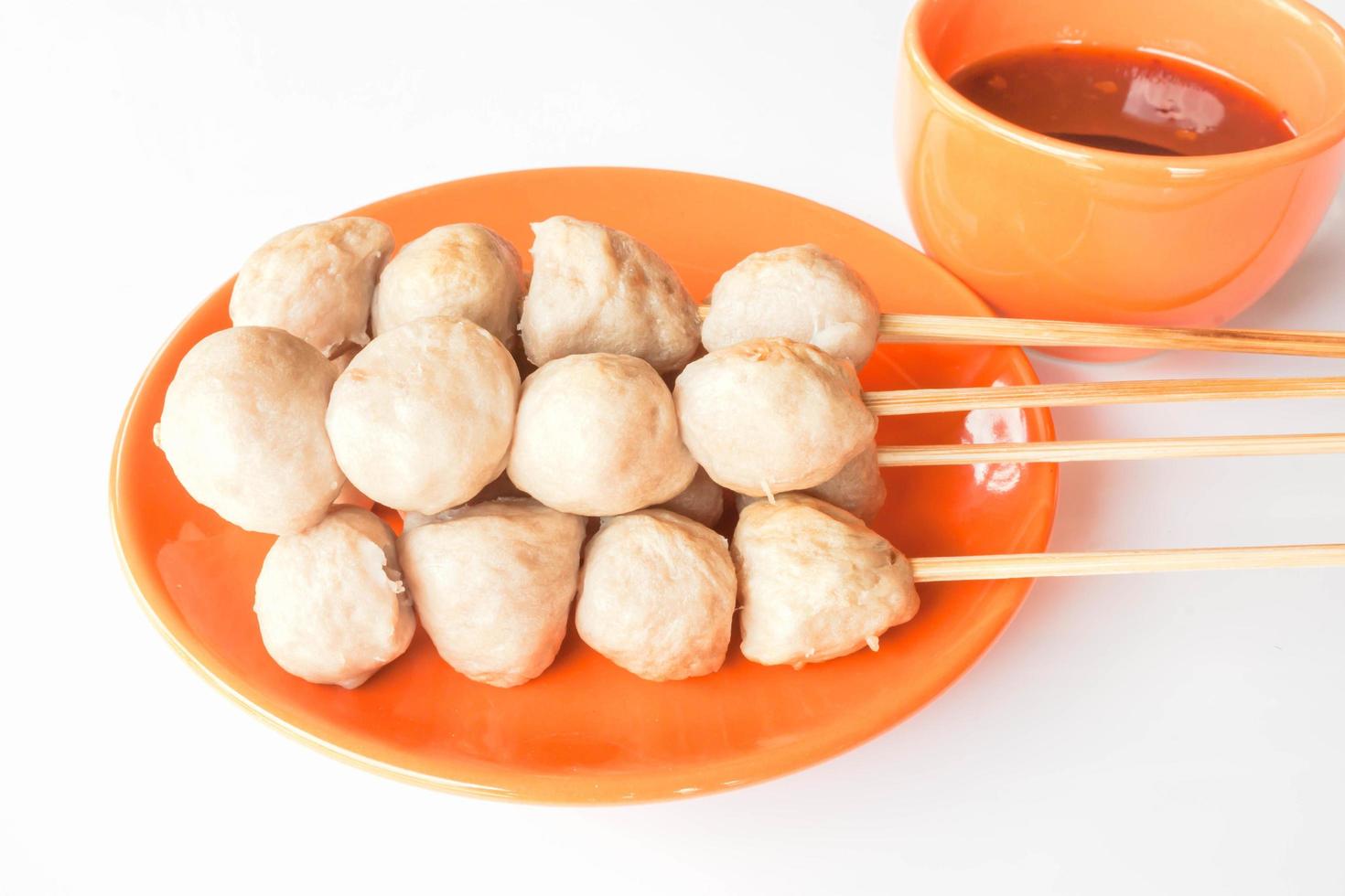 polpette di carne di maiale su un piatto arancione foto