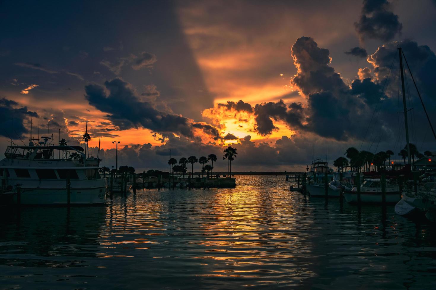 barche sul porto al tramonto foto