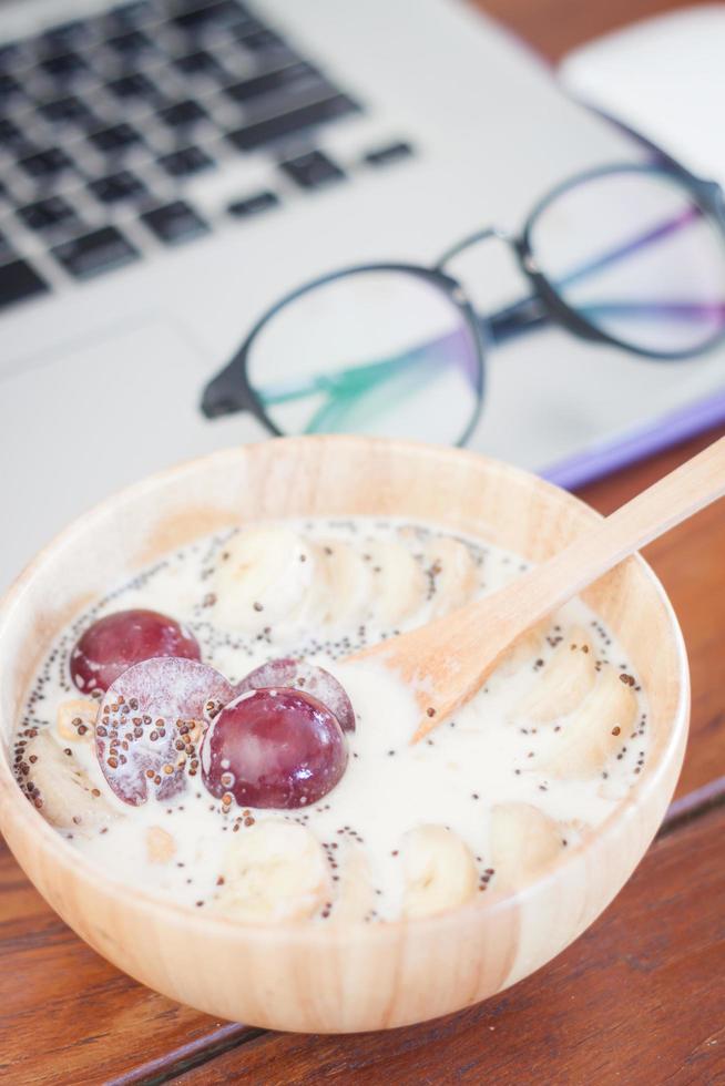 farina d'avena con frutta foto