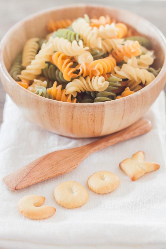 cucinare biscotti alfabeto con fusili foto