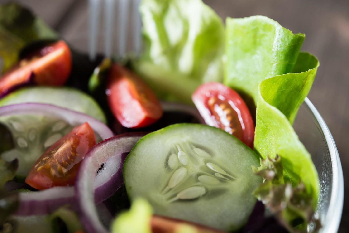 primo piano di insalata di verdure fresche foto