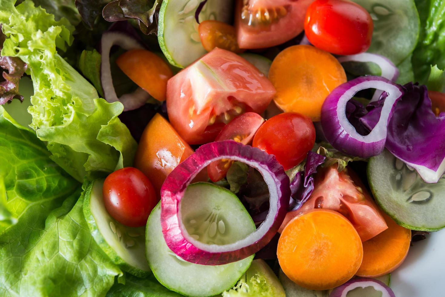 primo piano di insalata di verdure fresche foto