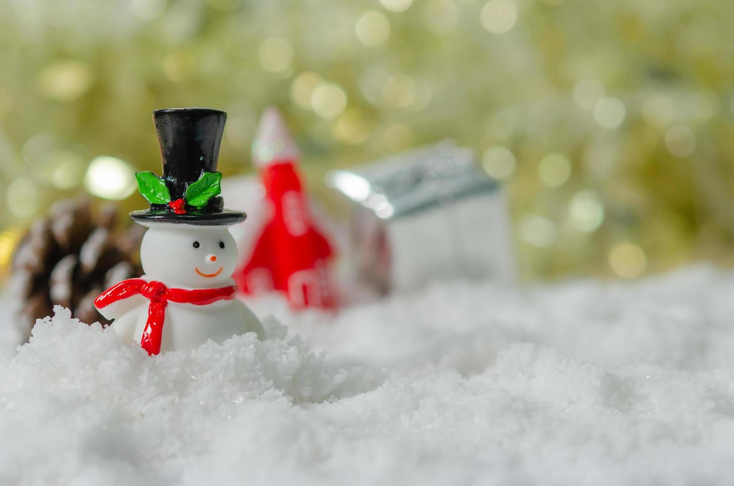 pupazzo di neve in miniatura nella neve foto