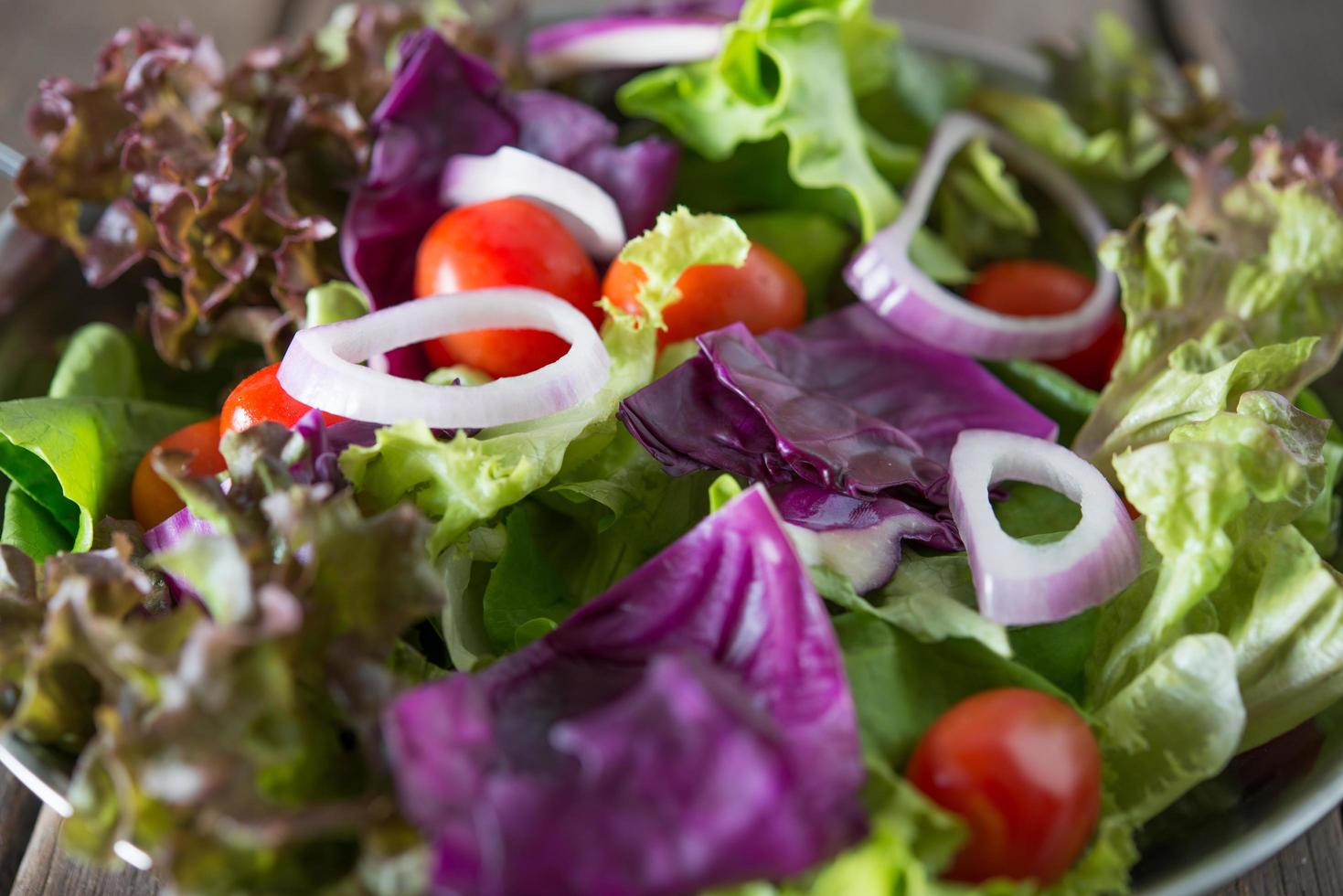 primo piano di insalata di verdure fresche foto