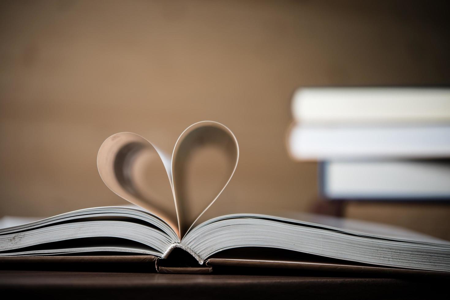 le pagine di un libro formano la forma del cuore foto