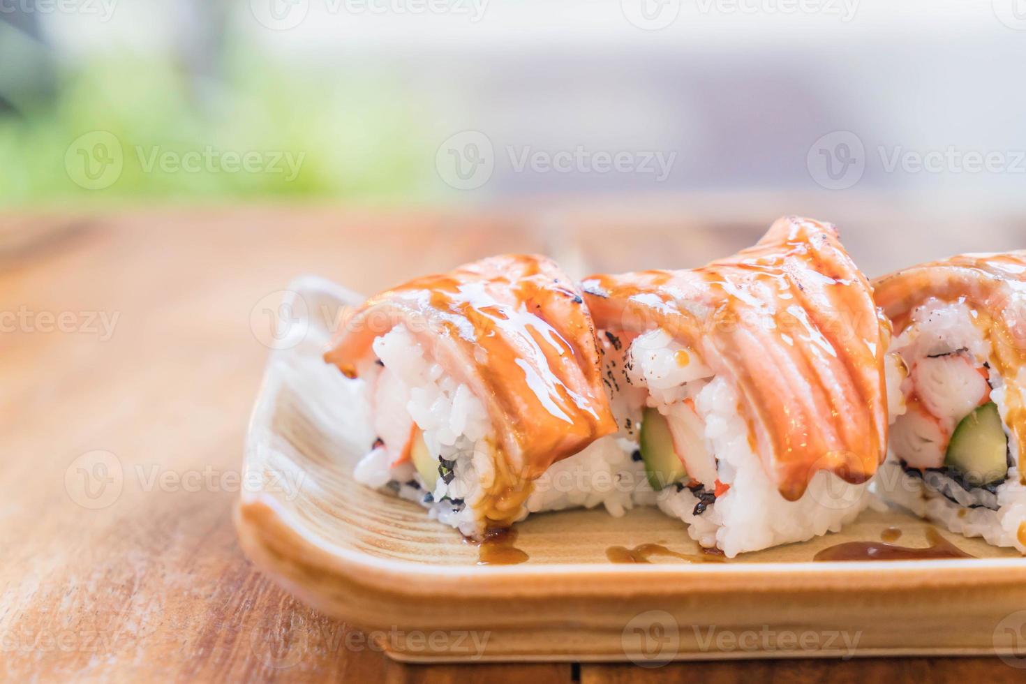 maki di salmone con salsa teriyaki foto