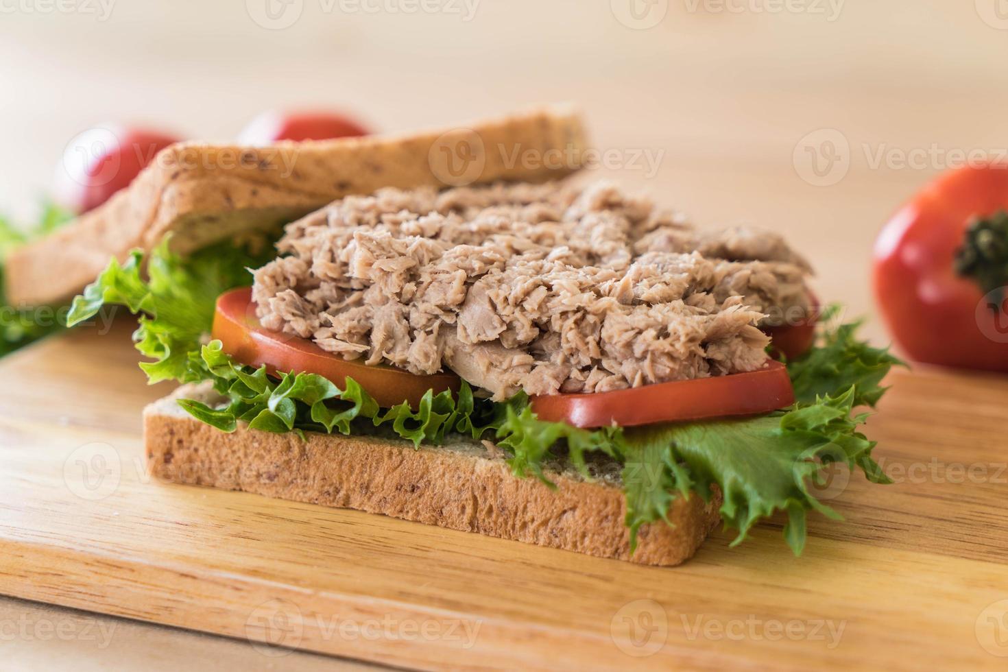 panino al tonno su tavola di legno foto