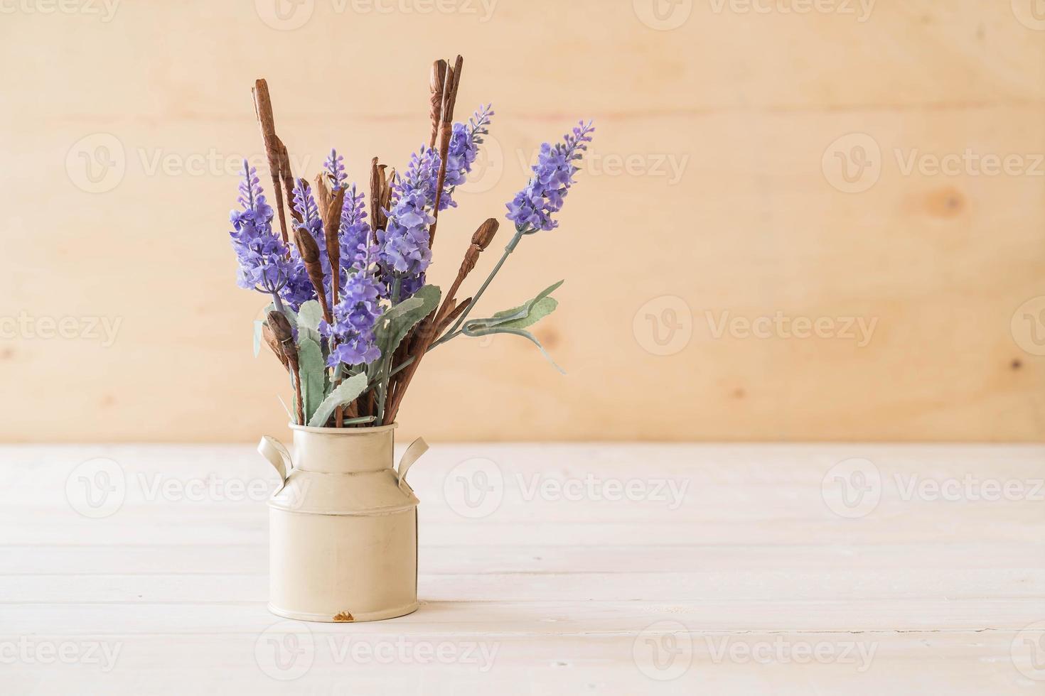 statice e caspia fiori su fondo in legno foto