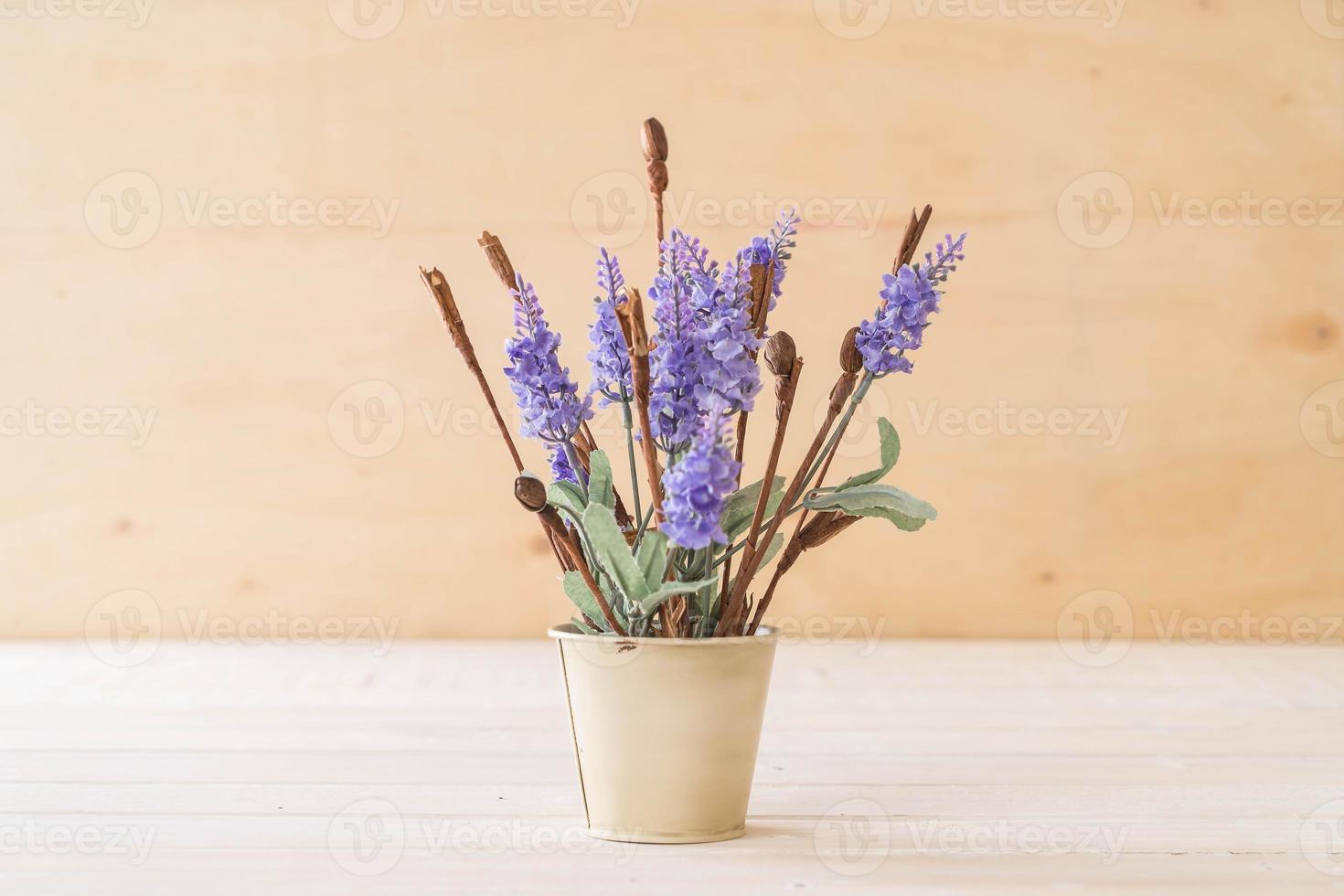 statice e caspia fiori su fondo in legno foto