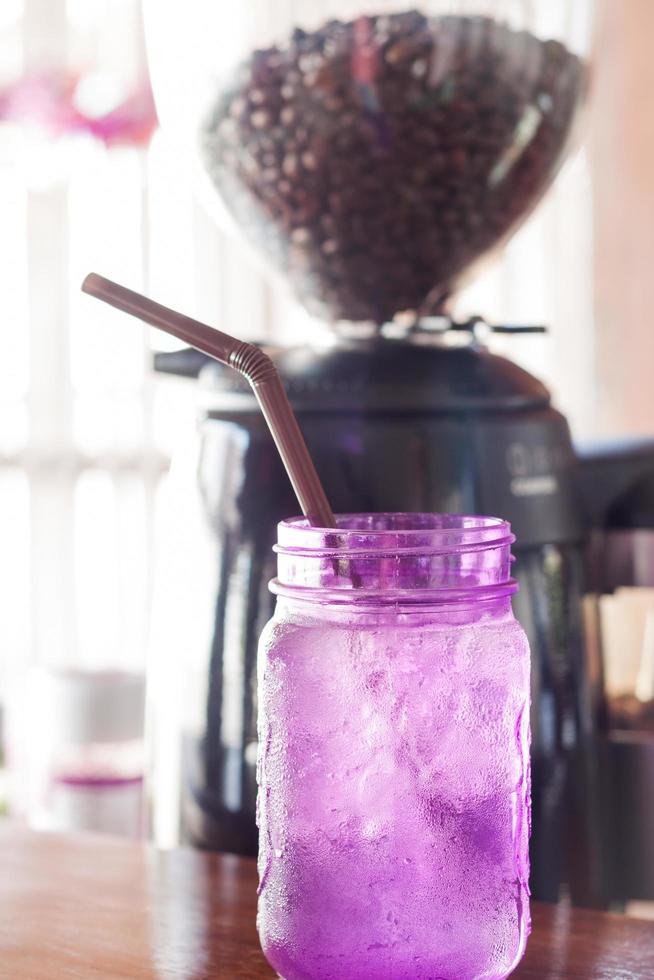 vetro viola in un caffè foto