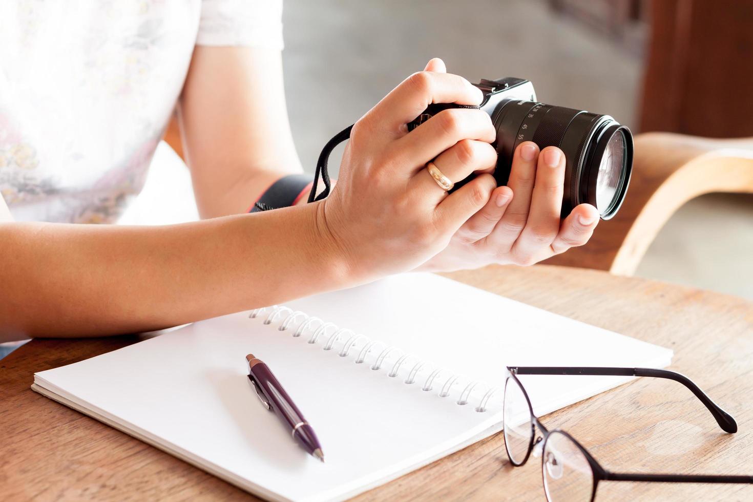 donna che tiene una macchina fotografica foto