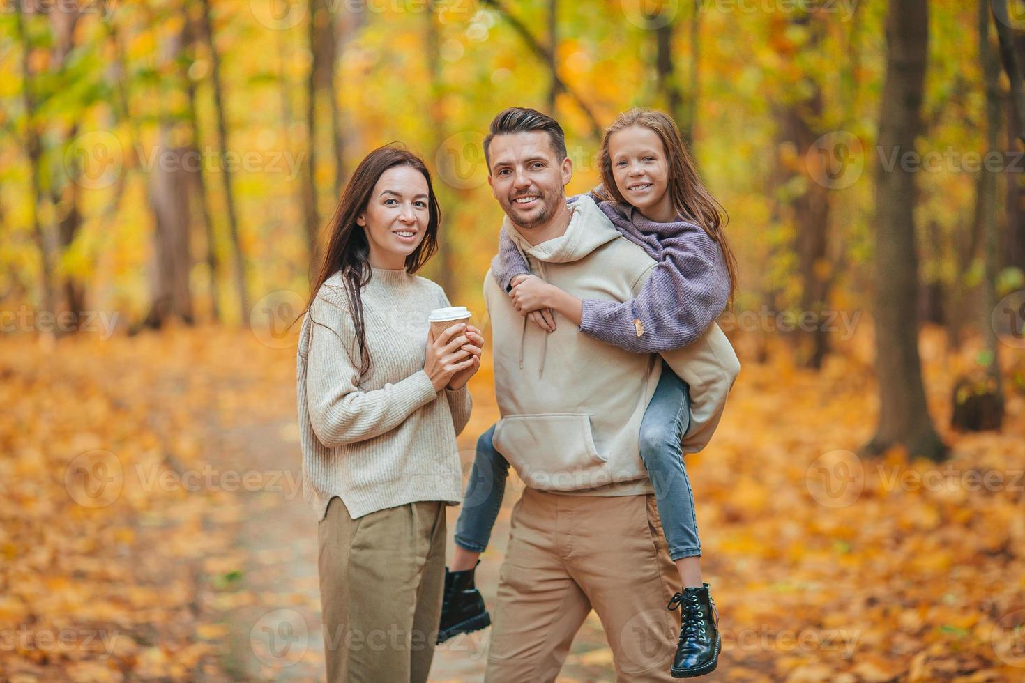 ritratto di contento famiglia di tre nel autunno giorno foto