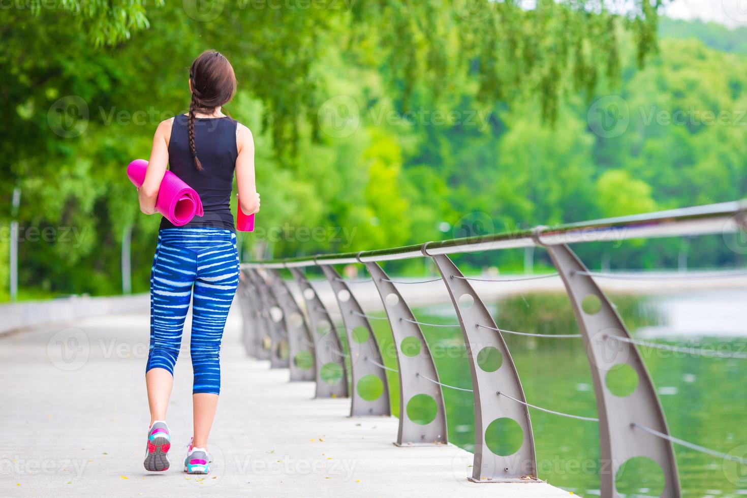 giovane donna attiva fitness facendo esercizi all'aperto foto