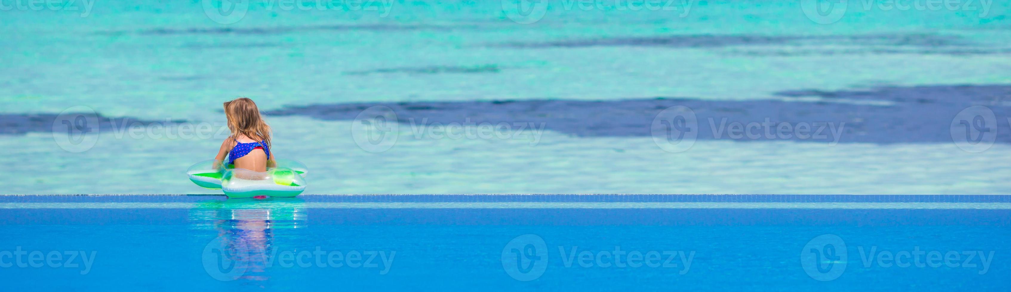 poco contento adorabile ragazza nel all'aperto nuoto piscina foto