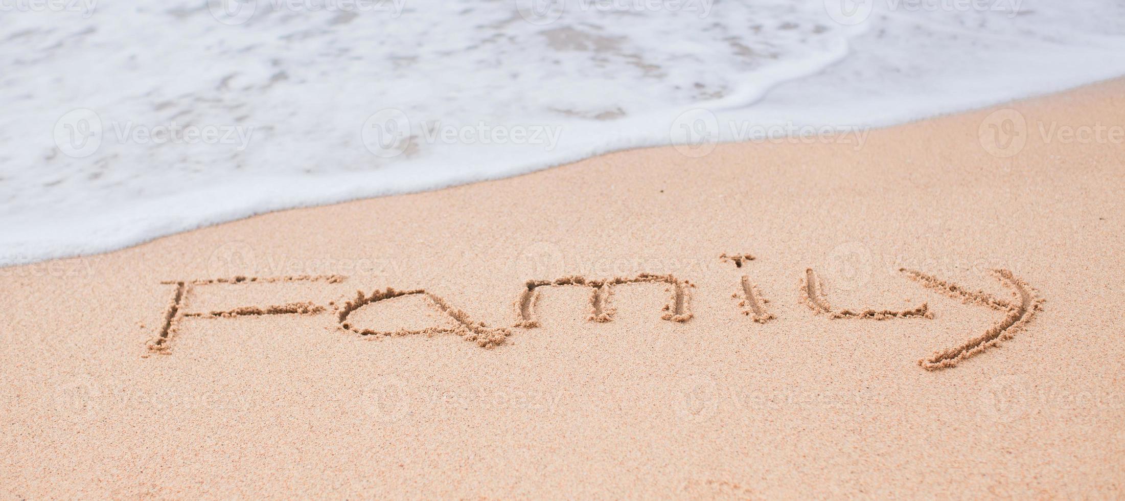 famiglia disegno nel il sabbia su un' tropicale spiaggia foto