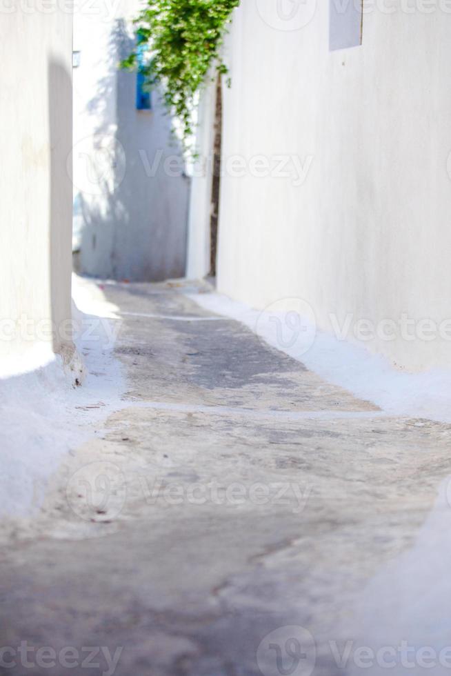 vuoto bellissimo strada nel un' piccolo cittadina su santorini, Grecia foto