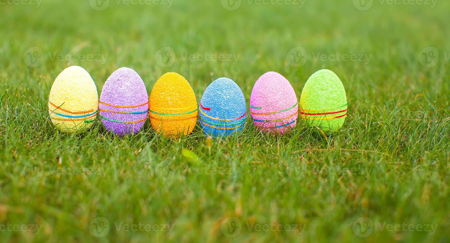 colorato colorato Pasqua uova nel il erba foto