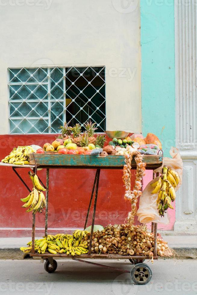 un' piccolo carrello di frutta e verdure su il strada di vecchio havana la zona per saldi. foto