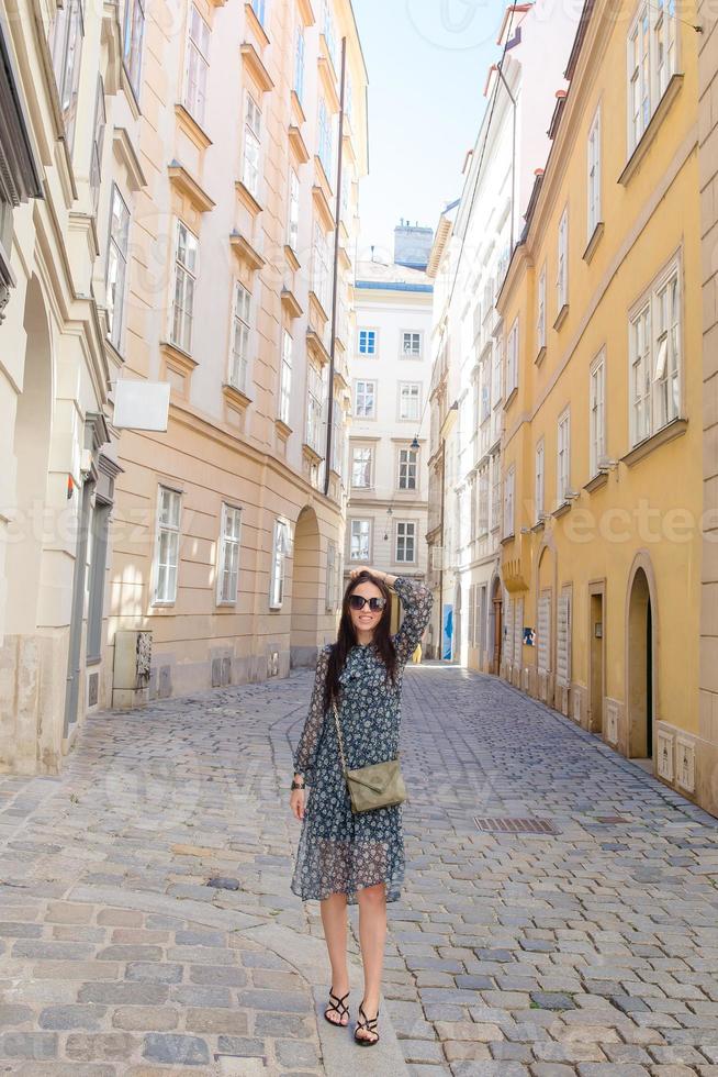 donna a piedi nel città. giovane attraente turista all'aperto nel europeo città foto