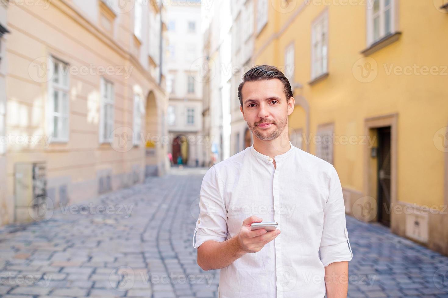 uomo turista con un' città carta geografica e zaino nel Europa strada. foto