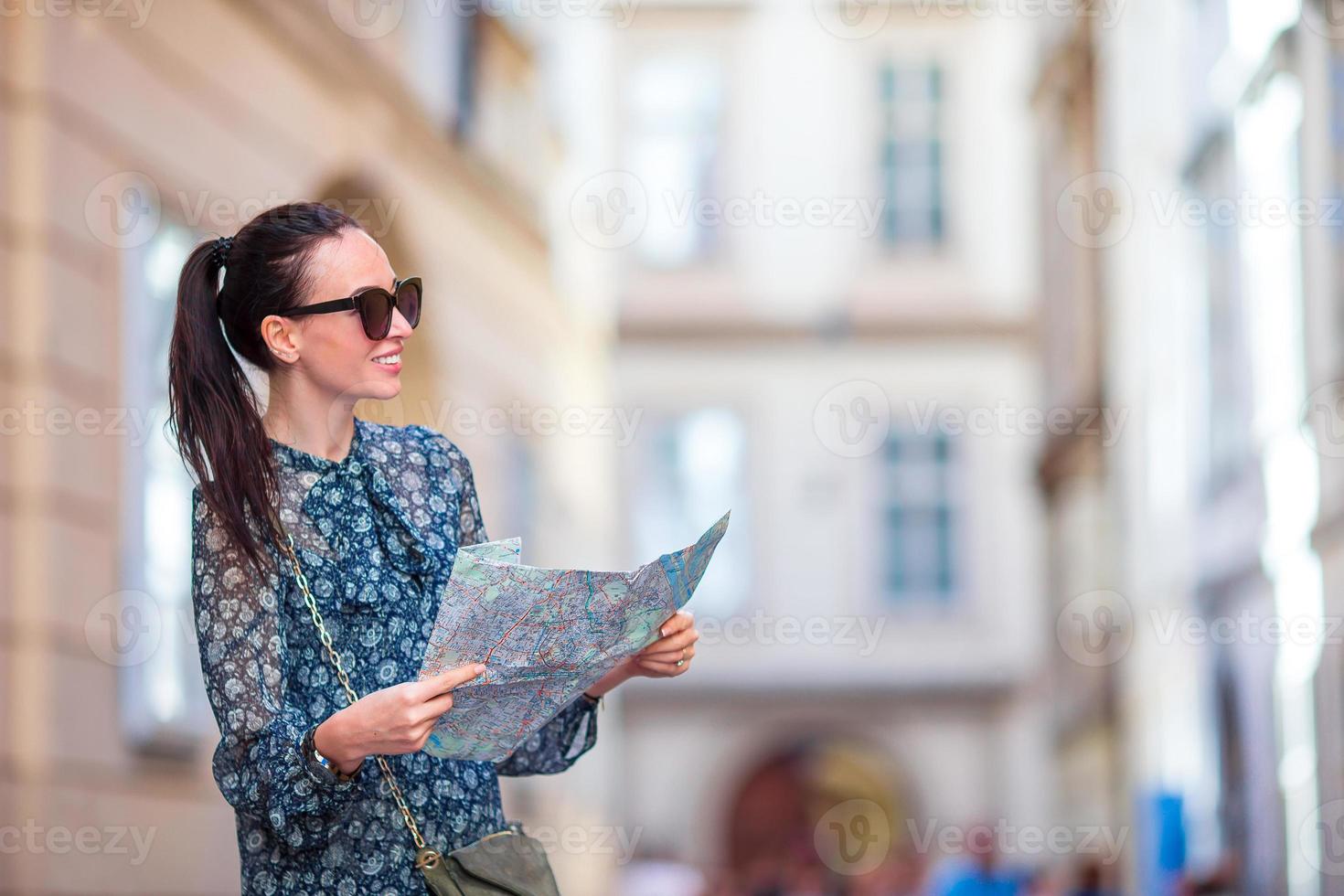 giovane donna con un' città carta geografica nel città. viaggio turista ragazza con carta geografica nel vienna all'aperto durante vacanze nel Europa. foto