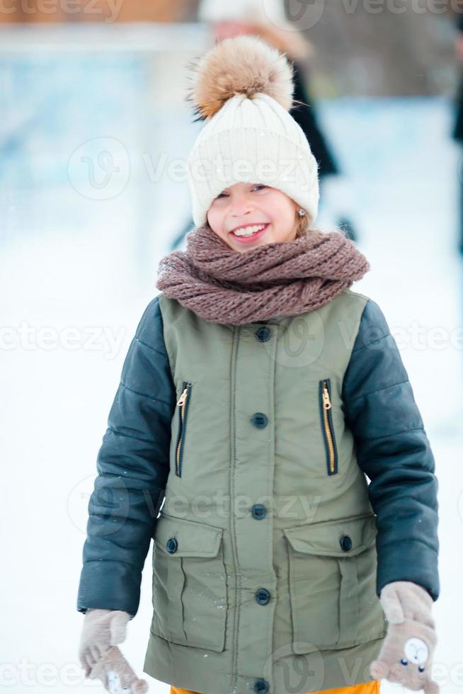 adorabile poco ragazza andando pattinare nel inverno neve giorno all'aperto foto