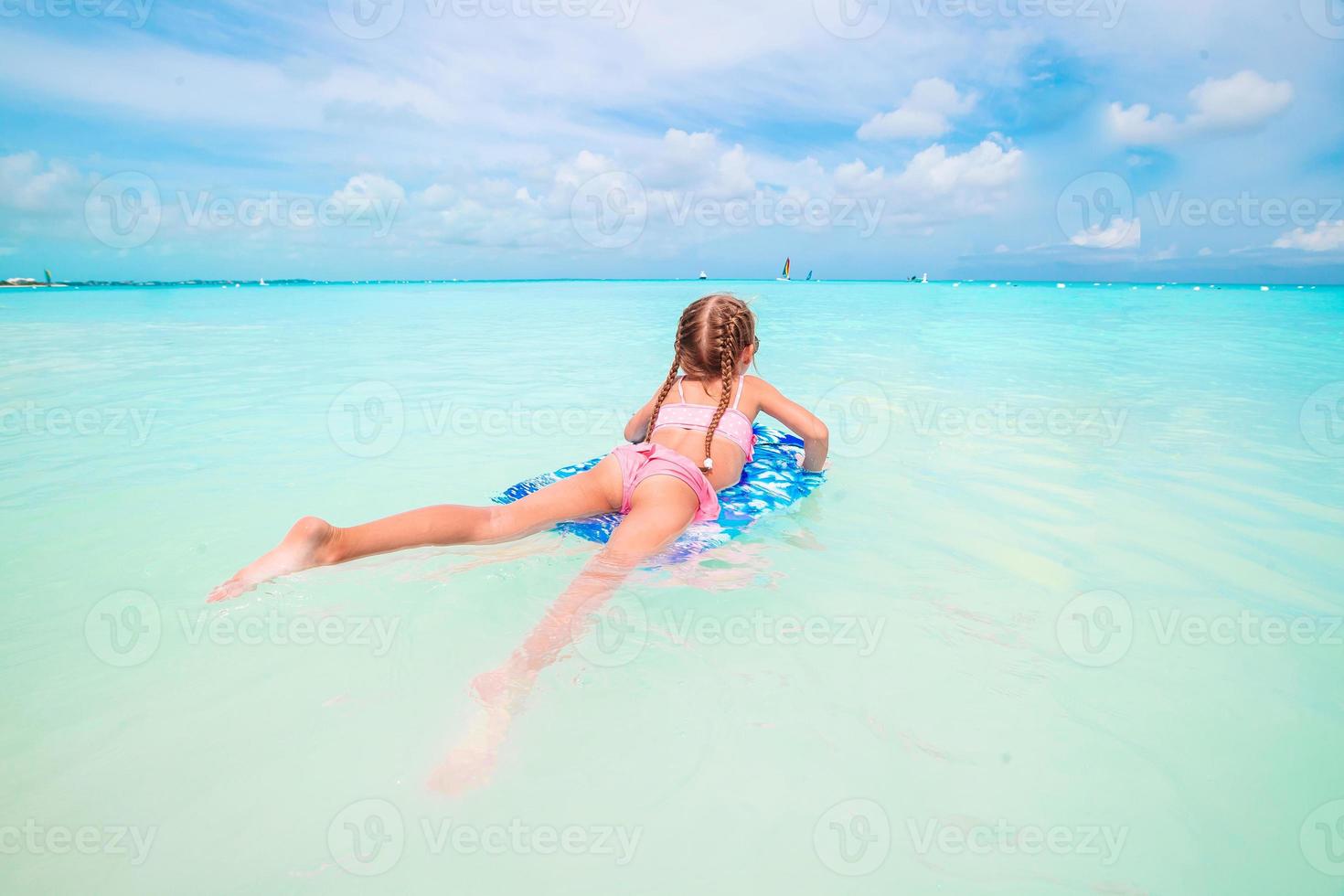 poco ragazza rilassante su gonfiabile aria materasso nel il mare foto