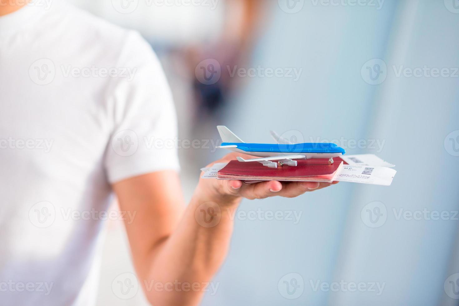 passaporti del primo piano e la carta d'imbarco all'aeroporto di sfondo coperta aeroporto foto