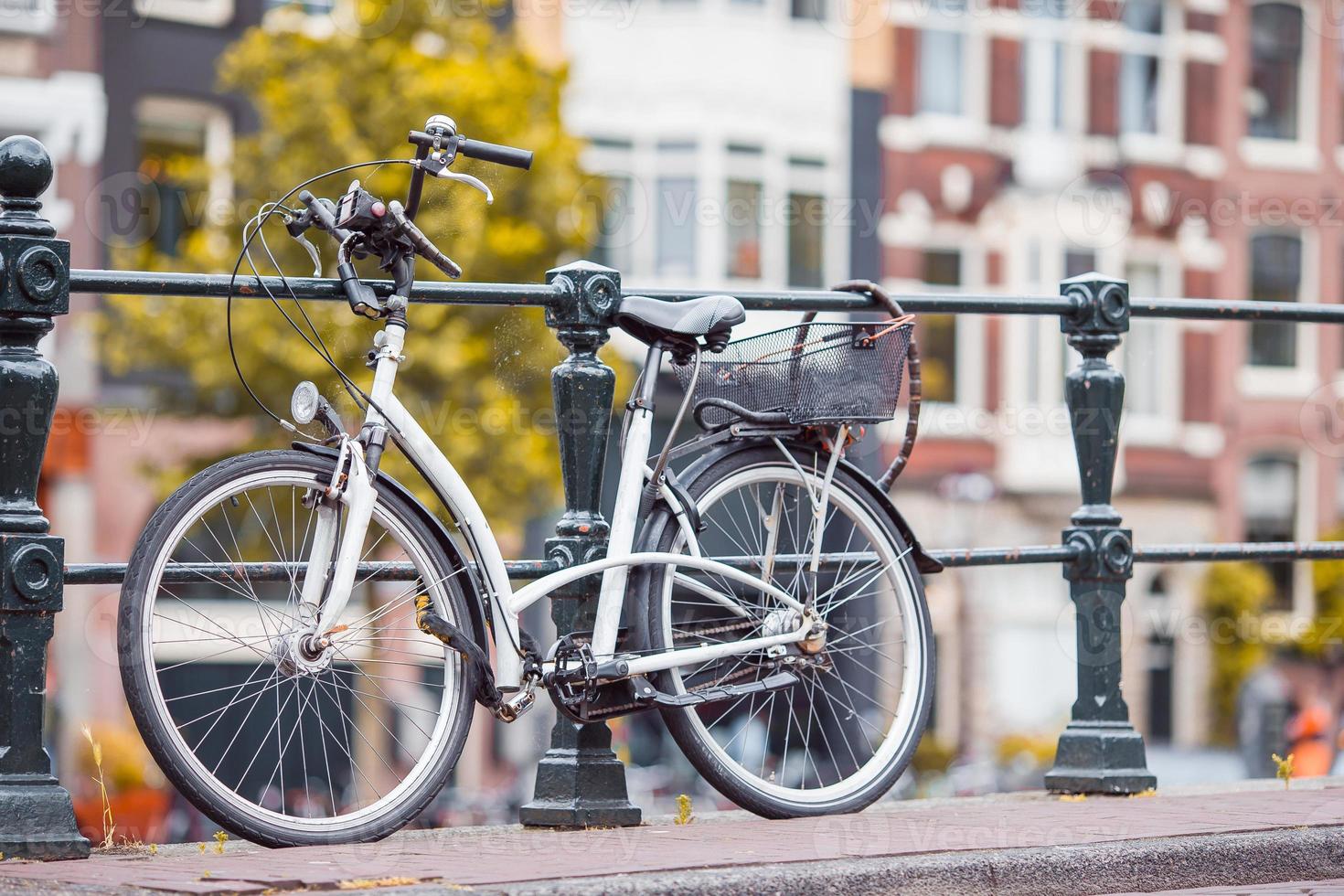 bicicletta su il ponte nel amsterdam, Olanda. bellissimo Visualizza di canali nel autunno foto