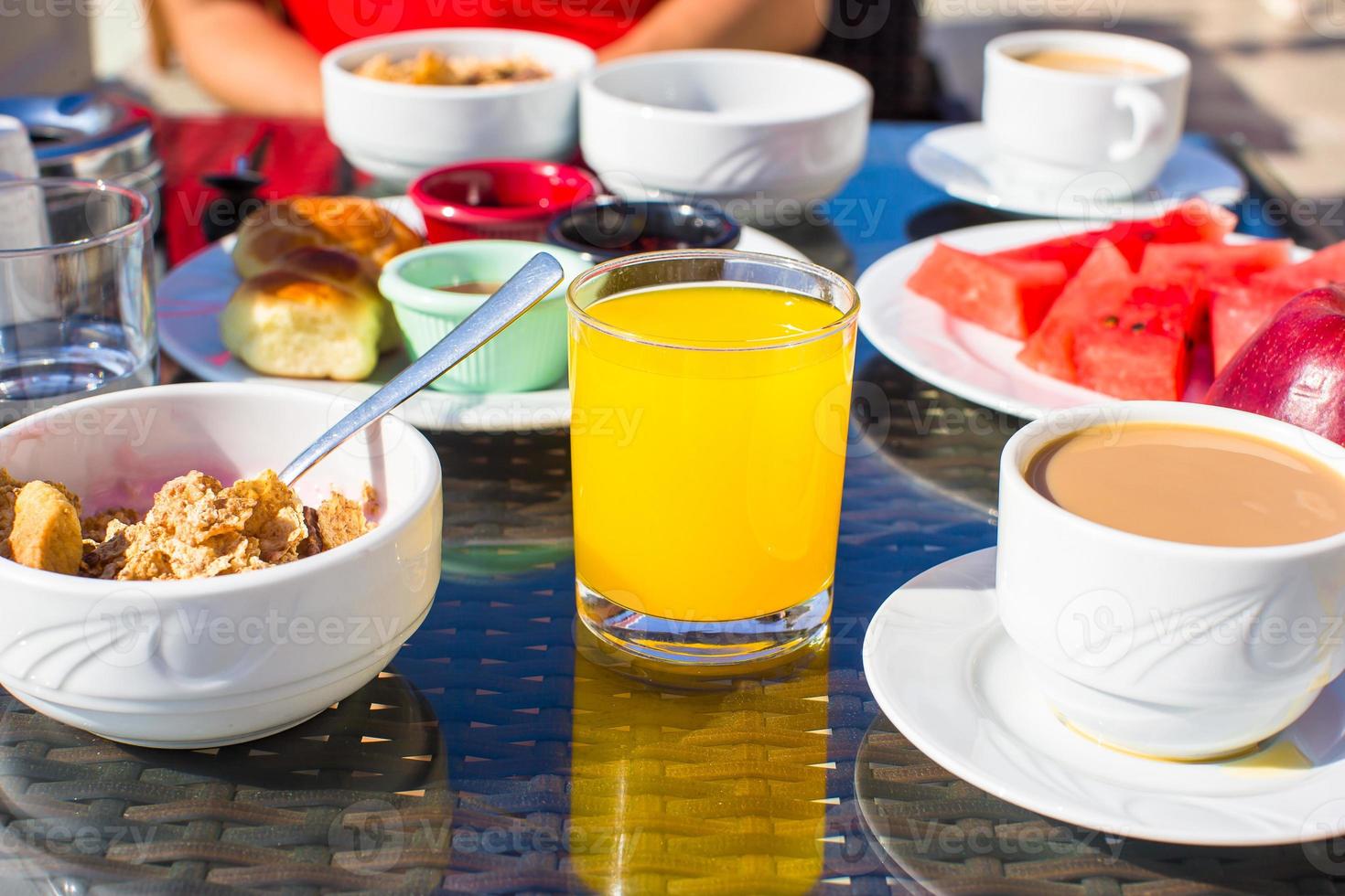 cacao, succo, muesli e frutta per prima colazione a un' bar nel il ricorrere foto