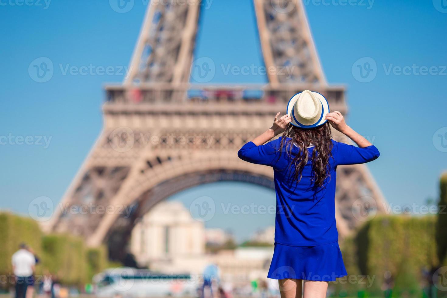 bellissimo donna sfondo il eiffel Torre nel Parigi, Francia foto