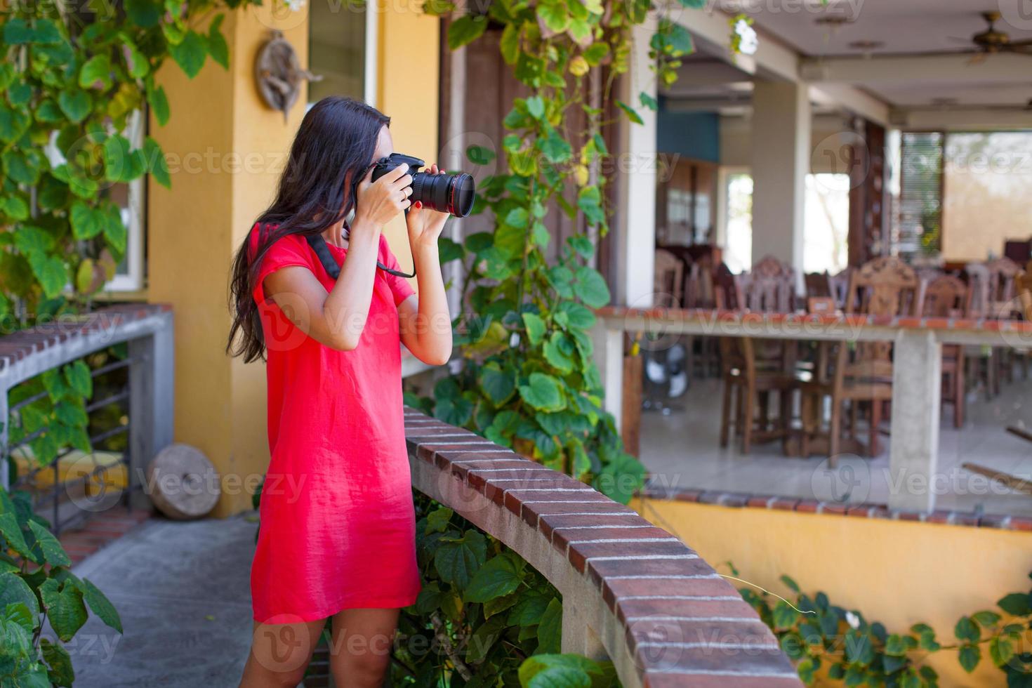 giovane donna fotografie il sbalorditivo Visualizza a partire dal accogliente balcone