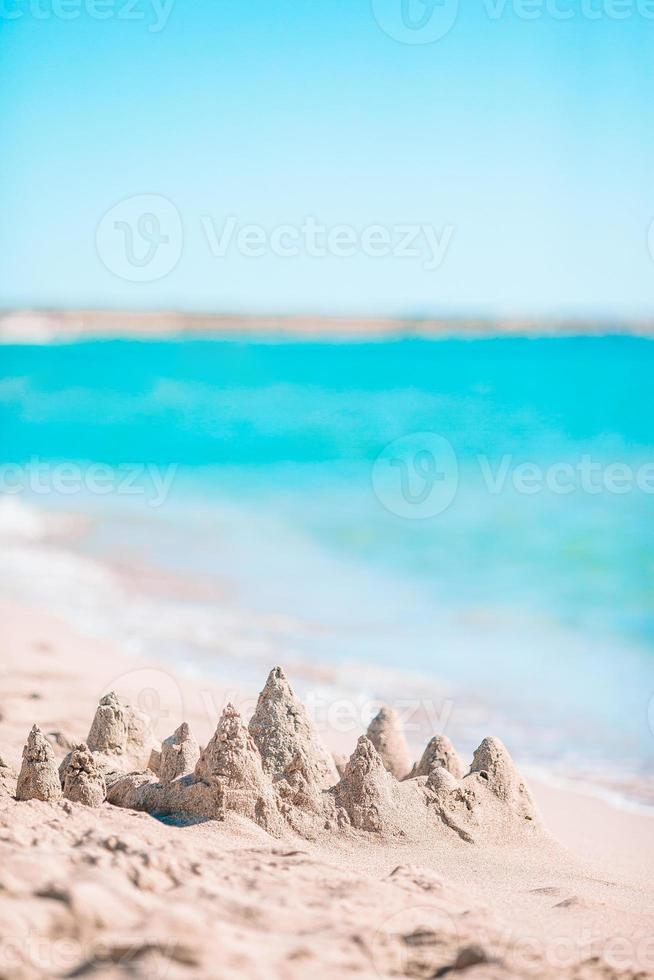 castello di sabbia a bianca tropicale spiaggia con plastica bambini giocattoli foto