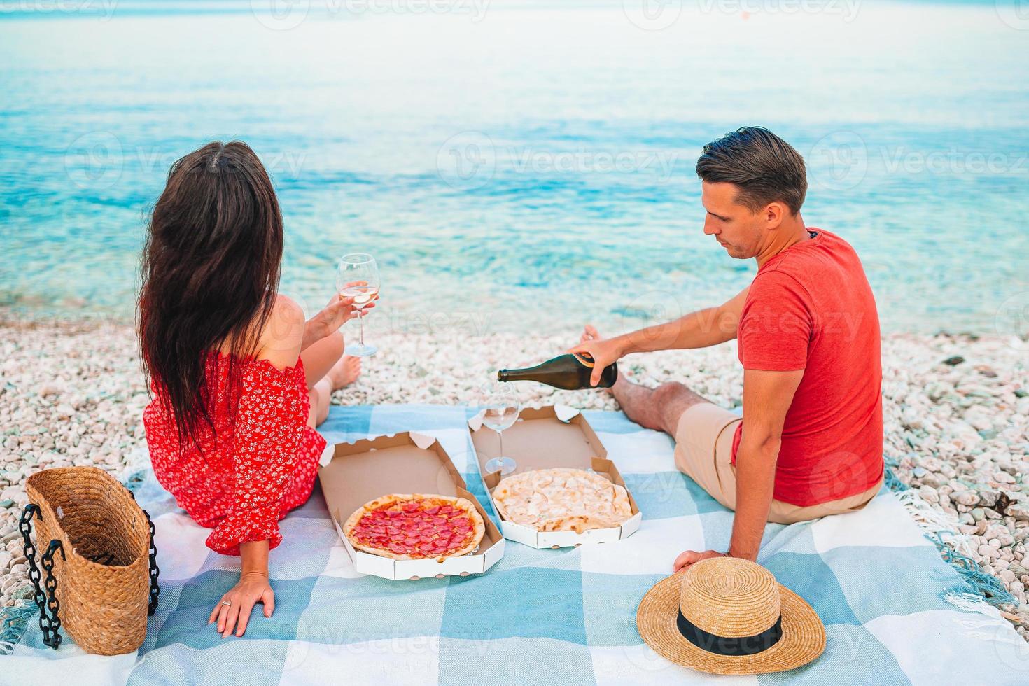 famiglia avendo un' picnic su il spiaggia foto