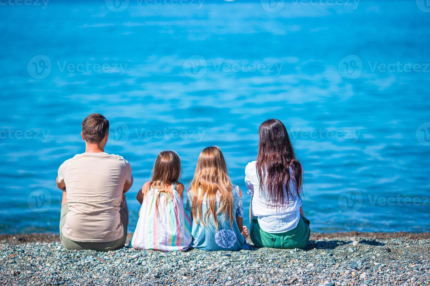 la giovane famiglia in vacanza si diverte molto foto