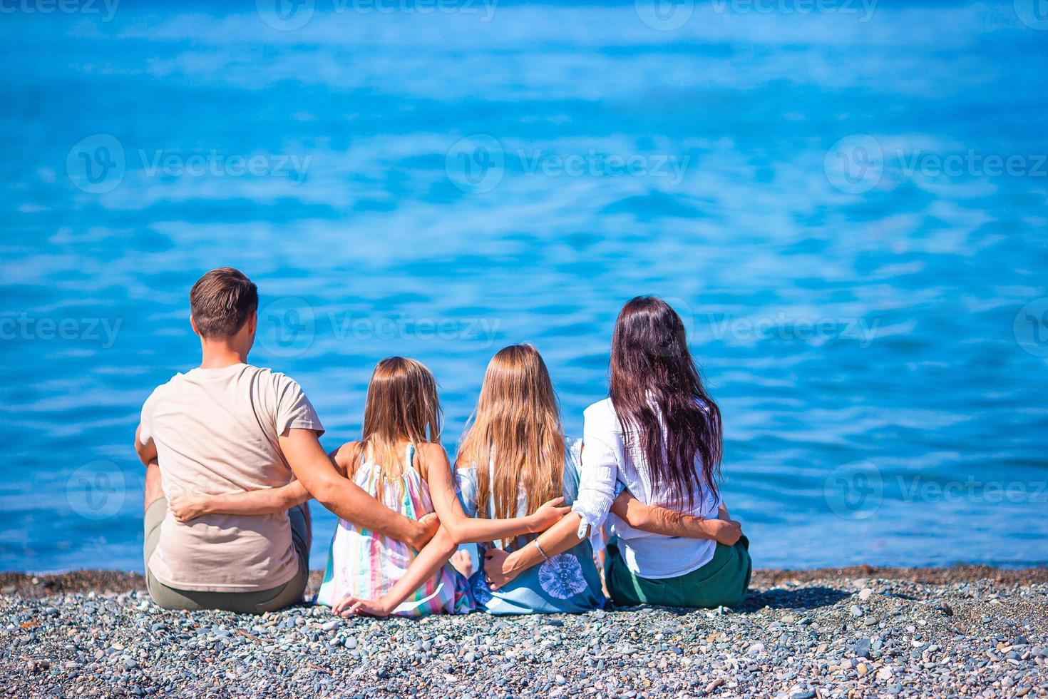 la giovane famiglia in vacanza si diverte molto foto