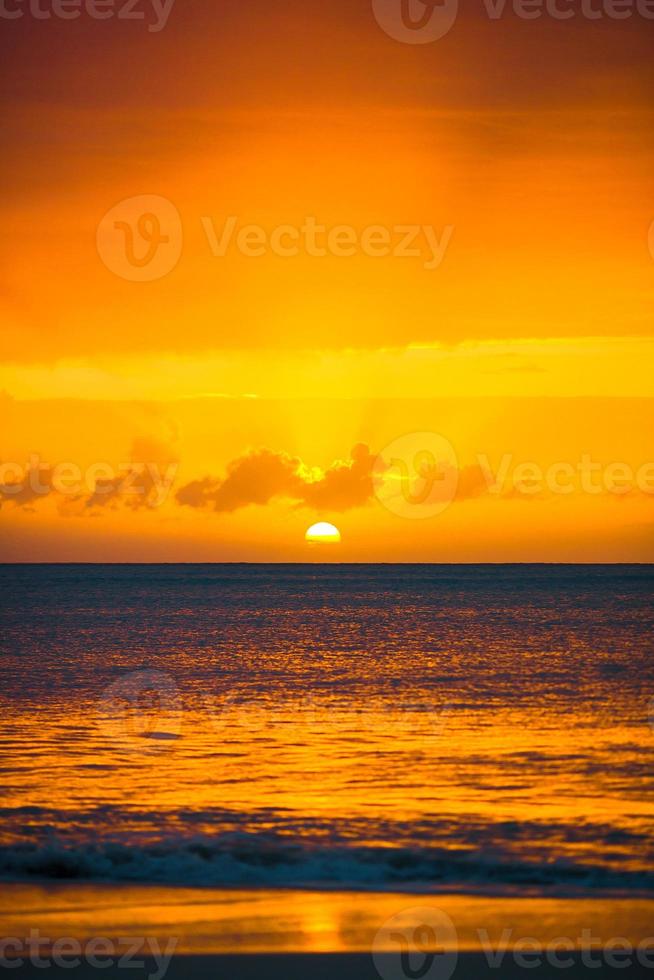 incredibile bel tramonto su una spiaggia caraibica esotica foto