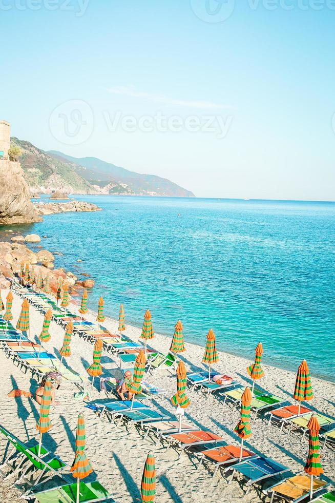 lettini e ombrelli a bellissimo europeo riva del mare nel monterosso nel Italia, cinque terre, liguria foto