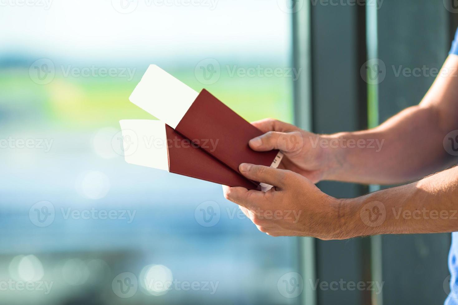 passaporti del primo piano e la carta d'imbarco all'aeroporto di sfondo coperta aeroporto foto