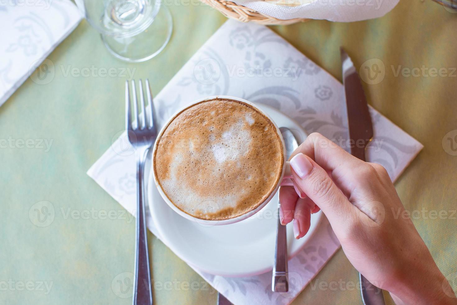 delizioso, aromatico cappuccino per prima colazione a un' bar nel il ricorrere foto