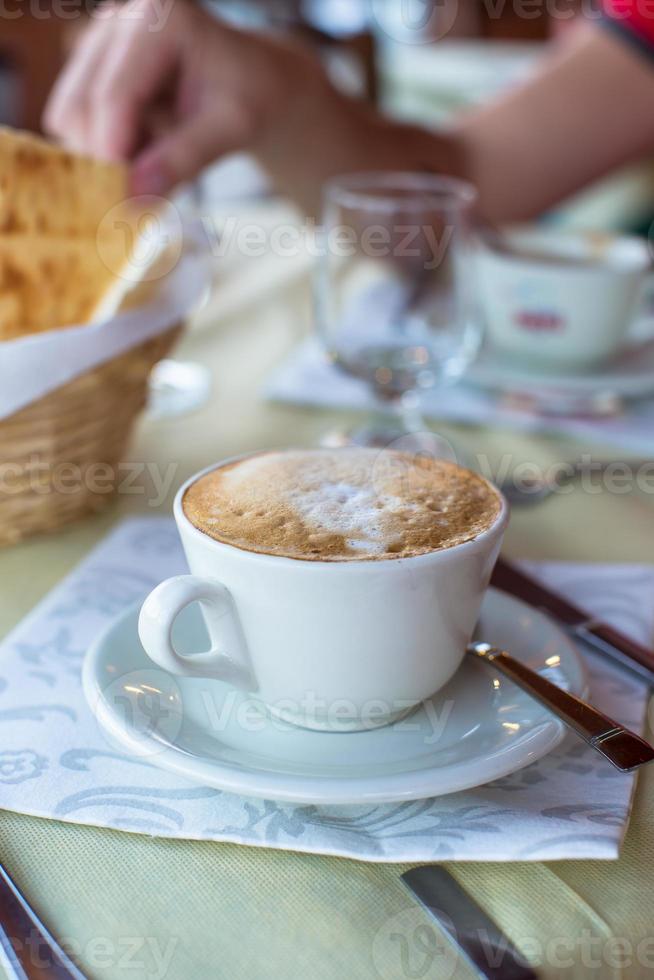 delizioso e gustoso cappuccino per prima colazione a bar foto