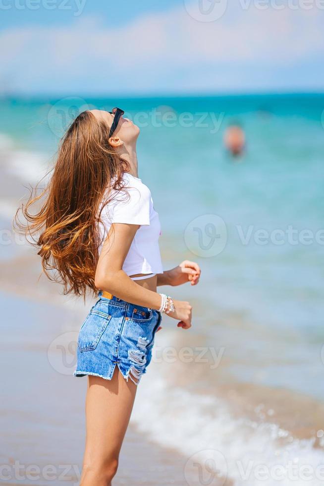 adorabile adolescente ragazza su il spiaggia godere sua estate vacanza foto