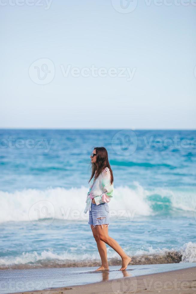 giovane contento donna su il spiaggia foto