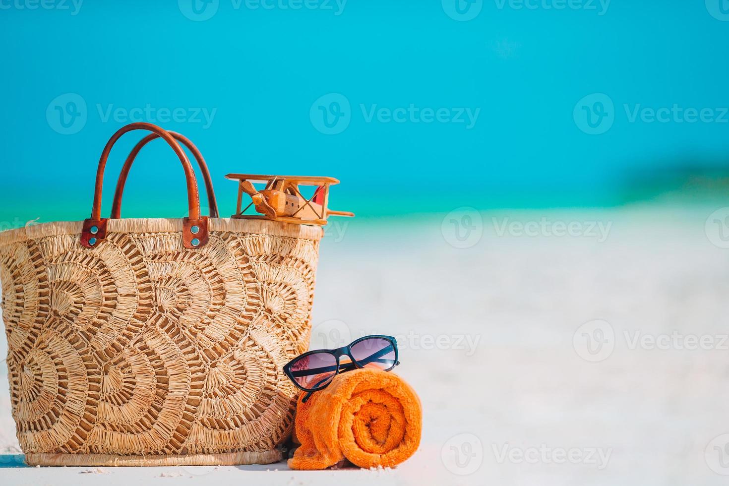 spiaggia Accessori - Borsa, cannuccia cappello, occhiali da sole su bianca spiaggia foto