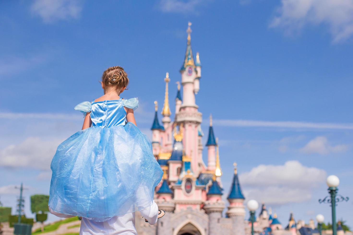 poco adorabile ragazza nel bellissimo Principessa vestito a fiaba parco foto