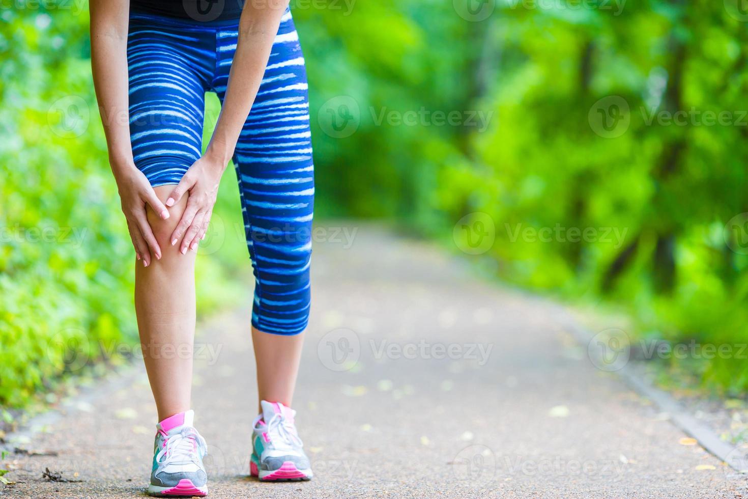 femmina corridore ginocchio infortunio e dolore. foto