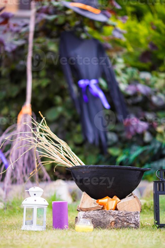 Halloween Accessori. pentola, cappello, scopa, candela, aglio e torce elettriche foto